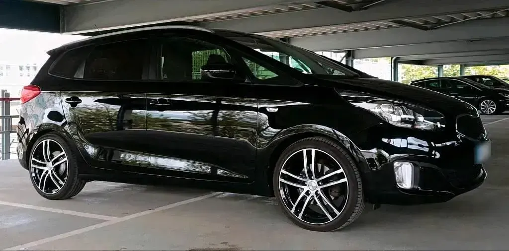Gebraucht Kia Carens 140 PS (102 kW) 2015 Schwarz Van / Kleinbus