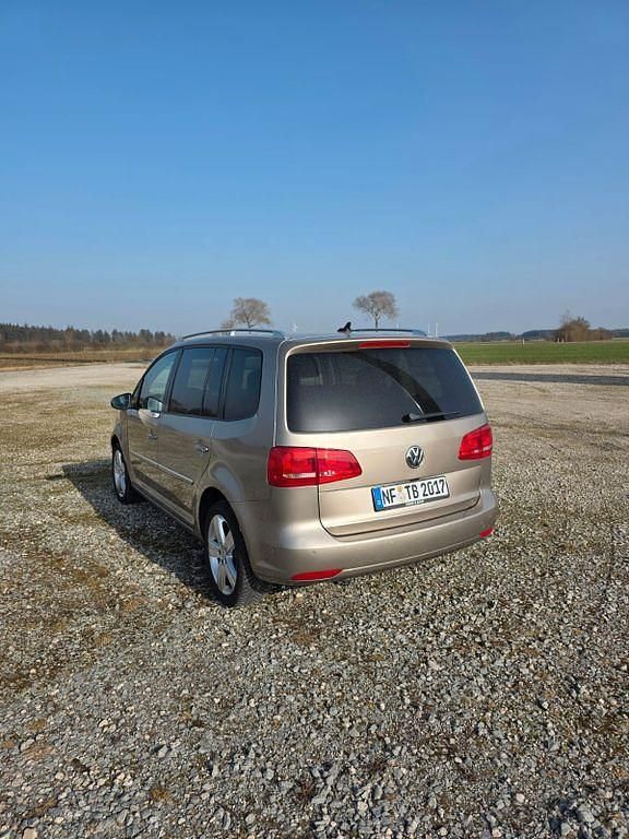 Second-hand VW Touran Highline 177 CP (130 kW) 2013 Auriu Monovolum