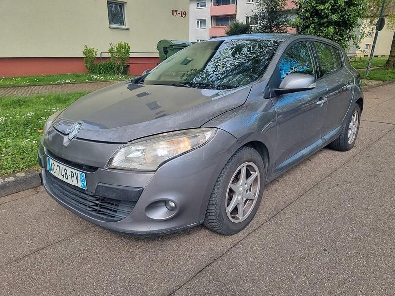Grau Gebraucht 2009 Renault Mégane III Authentique Limousine | 1.499 € - Bild 1/4