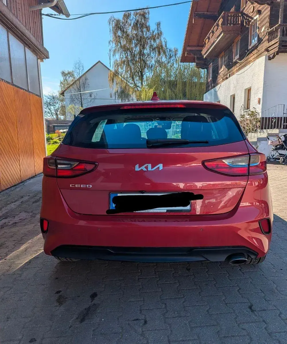 Second-hand Kia Ceed Vision 101 CP (74 kW) 2023 Roșu Hatchback