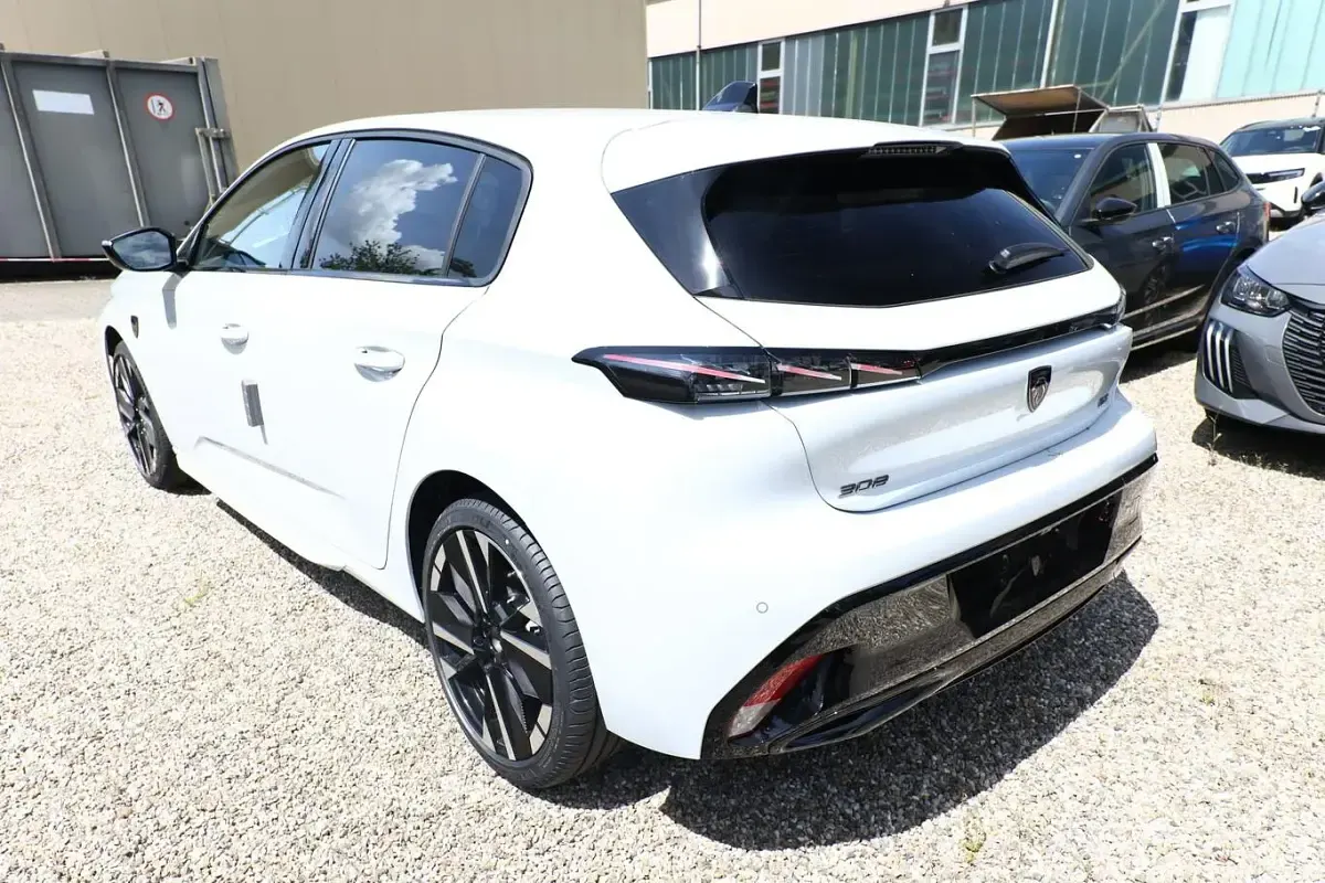 Neu Peugeot 308 GT 131 PS (96 kW) 2026 Okenit weiss metallic Limousine