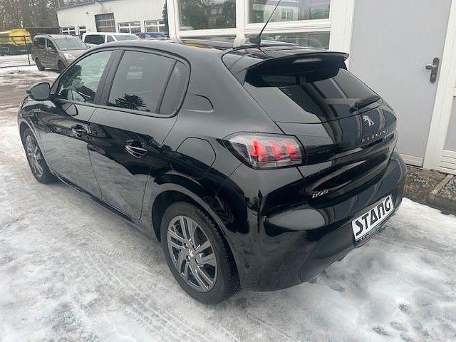 Gebraucht Peugeot 208 Active 101 PS (74 kW) 2022 Schwarz Kleinwagen
