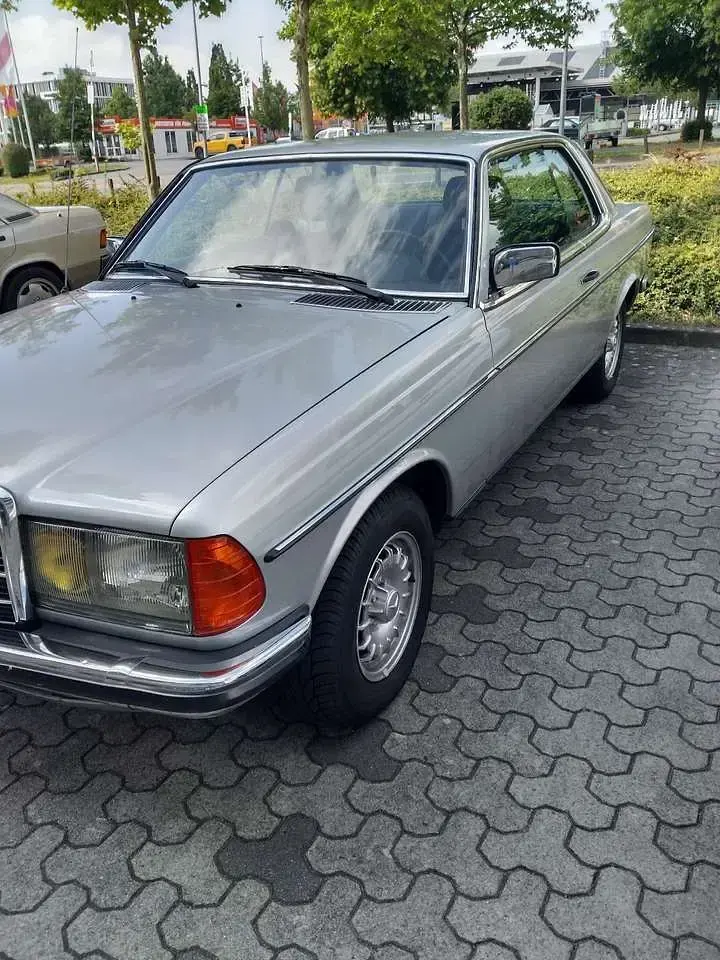 Gebraucht Mercedes 230 136 PS (100 kW) 1981 Silber Coupé