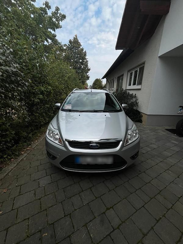 Silber Gebraucht 2010 Ford Focus Kombi | 2.000 € (Superpreis) - Bild 1/4