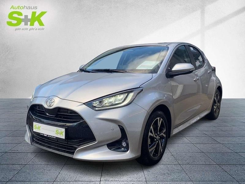 Shimmering silver metallic Neu 2025 Toyota Yaris Kleinwagen | 28.899 € (Teuer) - Bild 1/4