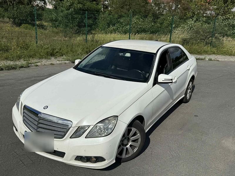 Gelb Gebraucht 2012 Mercedes E200 Limousine | 4.890 € (Superpreis) - Bild 1/4
