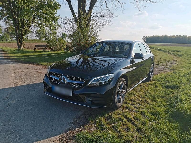 Schwarz Gebraucht 2019 Mercedes C200 AMG line Kombi | 22.900 € (Fairer Preis) - Bild 1/4