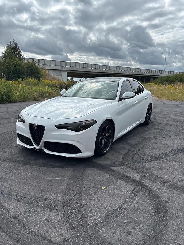 Weiß Gebraucht 2018 Alfa Romeo Giulia Ti Limousine | 23.000 € (Superpreis) - Bild 1/4