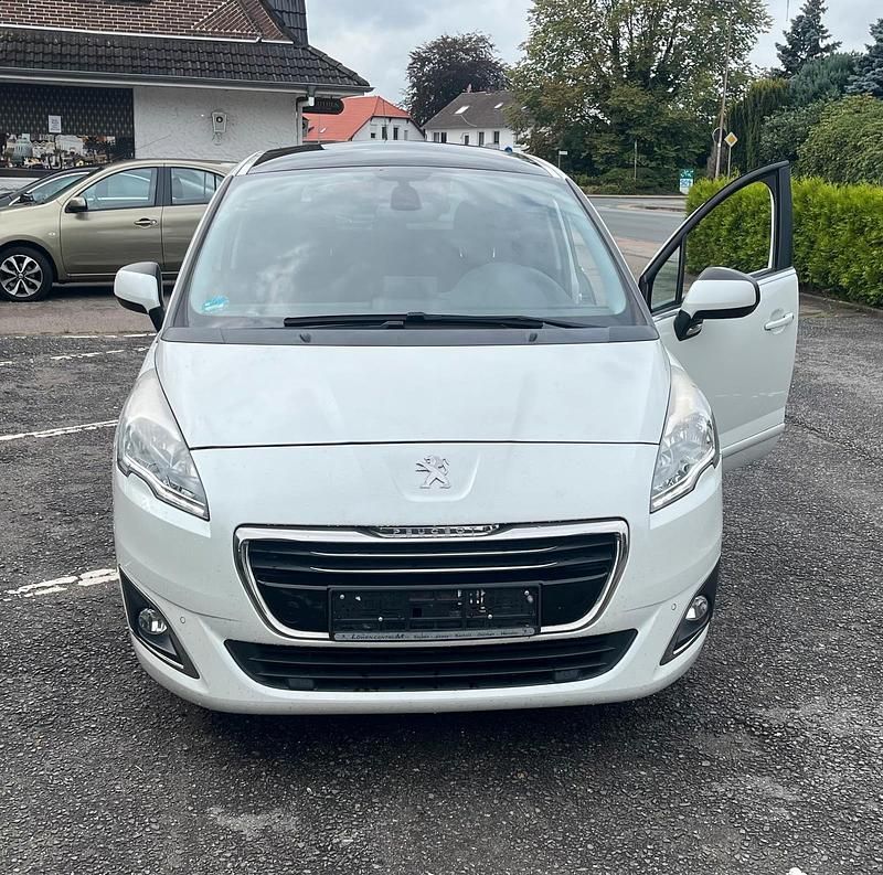 Weiß Gebraucht 2015 Peugeot 5008 Van / Kleinbus | 5.700 € (Guter Preis) - Bild 1/4