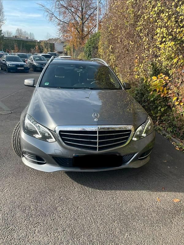 Grau Gebraucht 2015 Mercedes E220 Edition Kombi | 9.499 € (Superpreis) - Bild 1/4