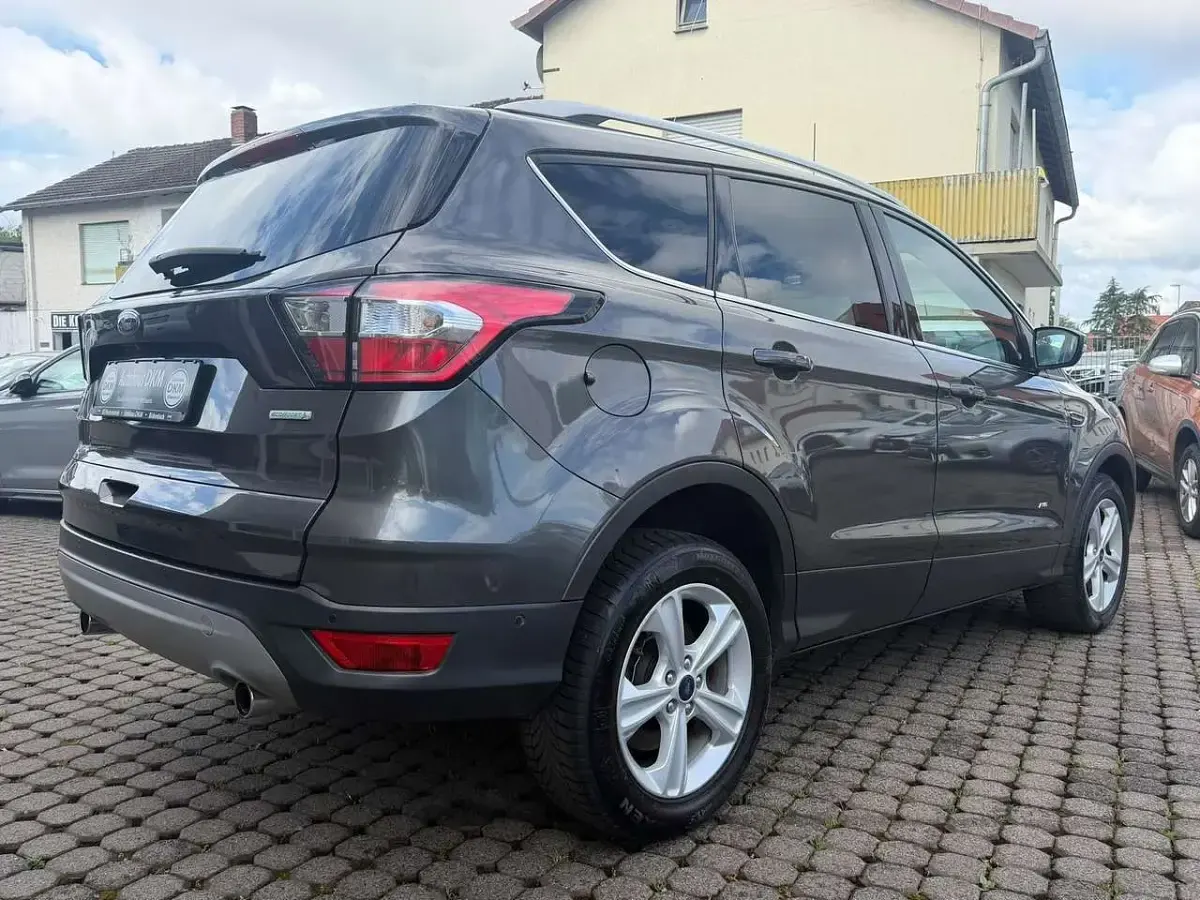 Gebraucht Ford Kuga Titanium 182 PS (133 kW) 2017 Grau SUV