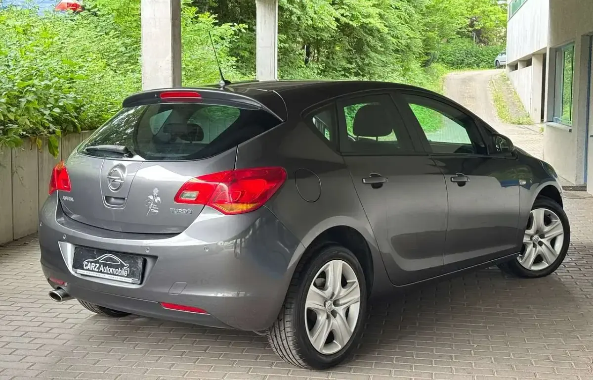 Gebraucht Opel Astra Design Edition 140 PS (102 kW) 2011 Karbongrau Kleinwagen