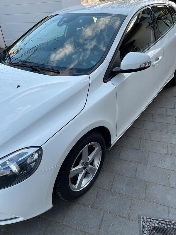 Gebraucht Volvo V40 114 PS (83 kW) 2014 Weiß Limousine