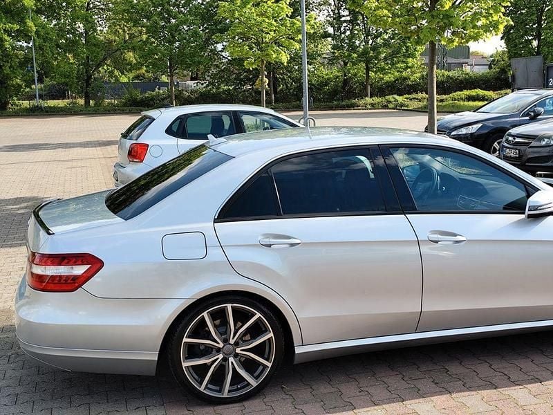 Silber Gebraucht 2011 Mercedes E300 Limousine | 16.499 € (Teuer) - Bild 1/4