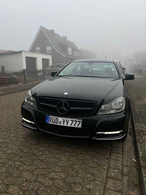 Schwarz Gebraucht 2011 Mercedes C220 Coupé | 9.000 € (Fairer Preis) - Bild 1/3