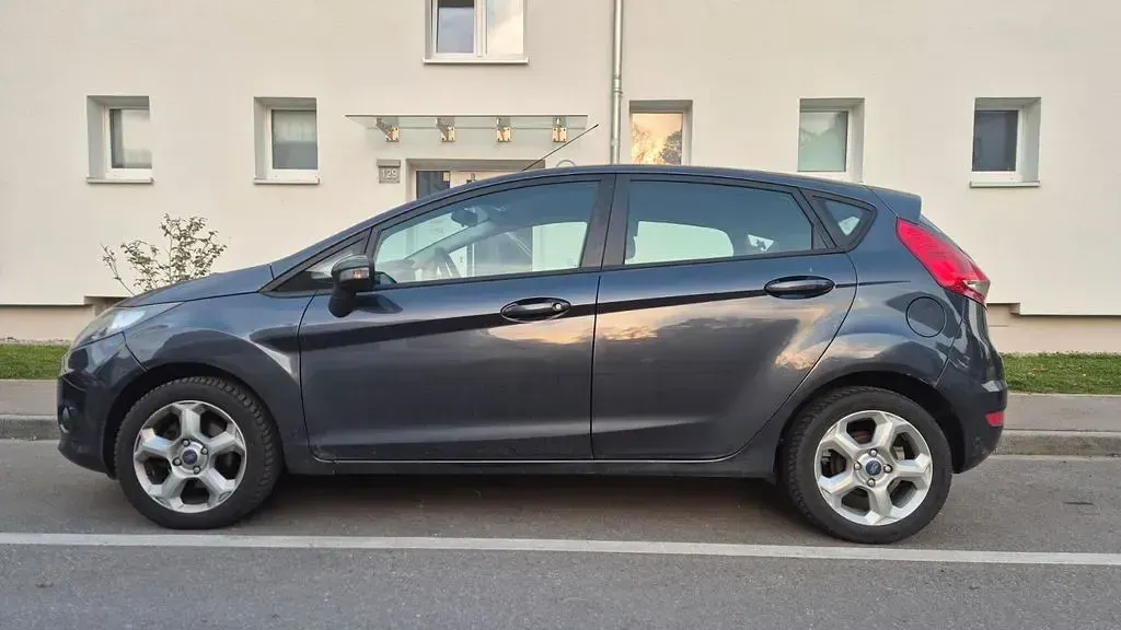 Usata Ford Fiesta Trend 82 CV (60 kW) 2009 Grigio Berlina