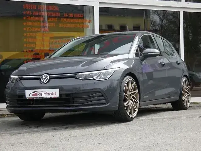 Używany VW Golf VIII Pro 170 KM (125 kW) 2020 Szary Sedan/Limuzyna