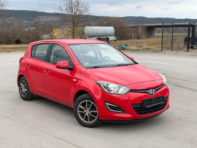 Gebraucht Hyundai i20 86 PS (63 kW) 2012 Rot Kleinwagen