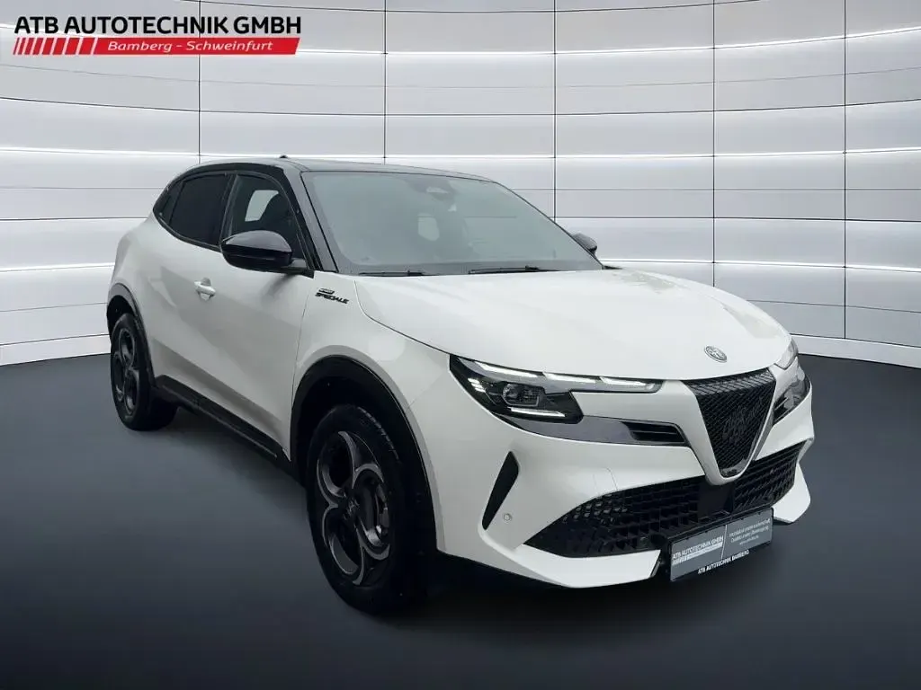 Neu Alfa Romeo Junior Edizione Speciale 145 PS (106 kW) 2026 Weiss SUV