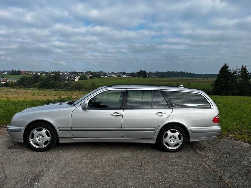 Second-hand Mercedes E200 Elegance 163 CP (119 kW) 2002 Argintiu Berlinǎ