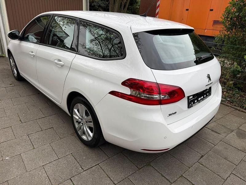 Gebraucht Peugeot 308 Active 131 PS (96 kW) 2019 Weiß Kombi