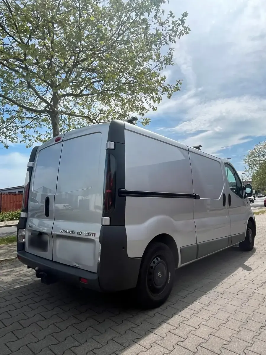 Second-hand Opel Vivaro 101 CP (74 kW) 2004 Argintiu Monovolum