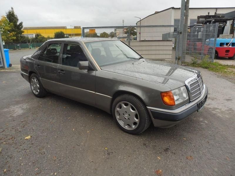 Gebraucht Mercedes E230 132 PS (97 kW) 1992 Braun Limousine