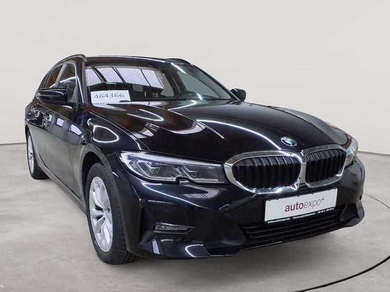 Saphirschwarz metallic Gebraucht 2021 BMW 320e Sport Line Kombi | 26.690 € (Fairer Preis) - Bild 1/4