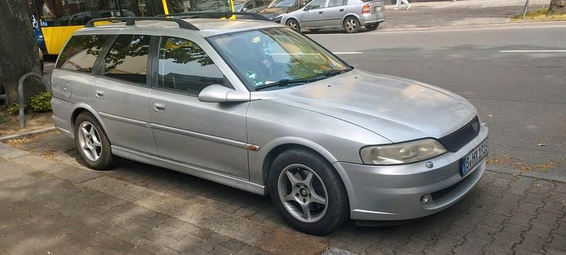Silber Gebraucht 2001 Opel Vectra Kombi | 2.149 € (Etwas zu teuer) - Bild 1/2