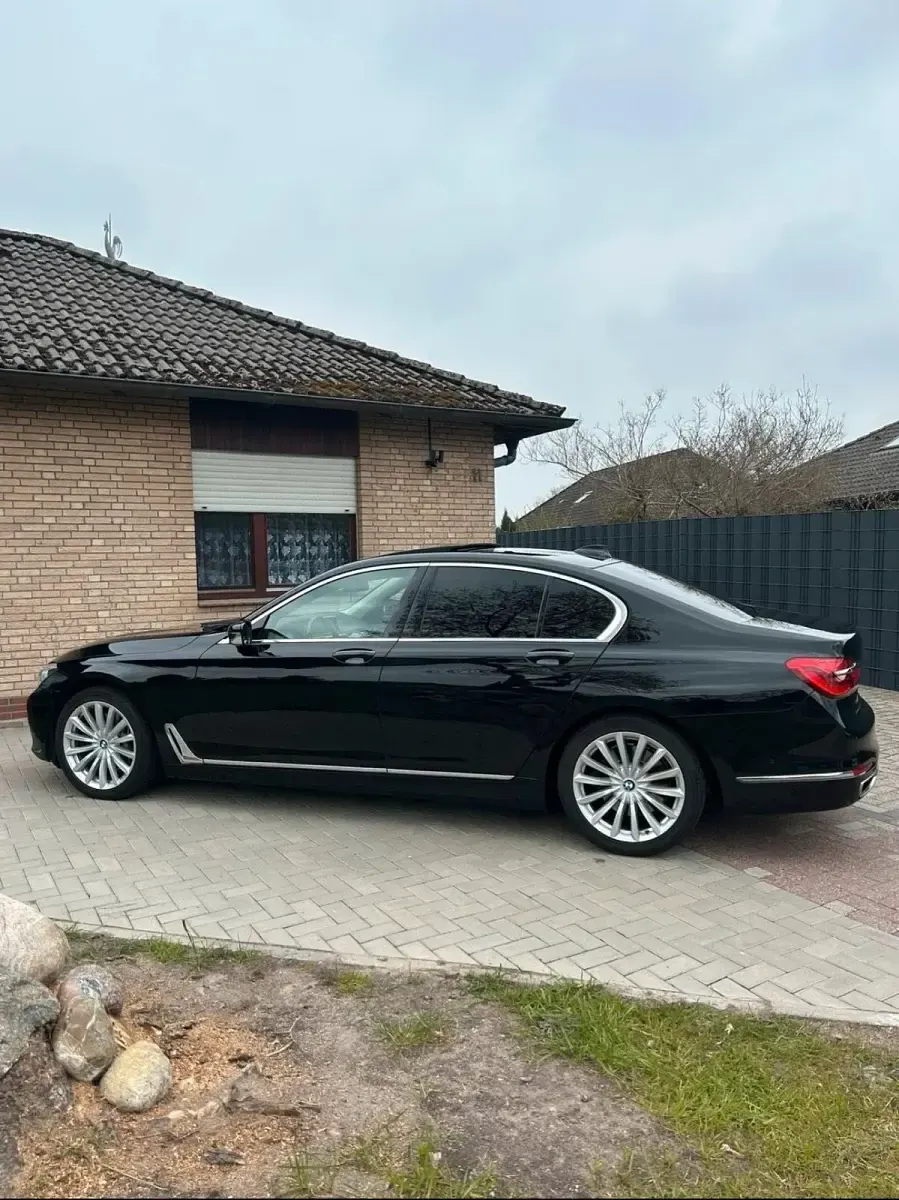 Gebraucht BMW 730 265 PS (194 kW) 2018 Schwarz Limousine
