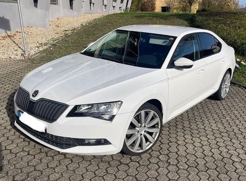 Weiß Gebraucht 2019 Skoda Superb Limousine | 16.550 € (Superpreis) - Bild 1/4