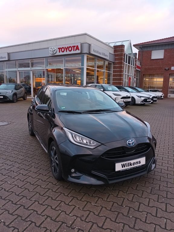 Mysticschwarz Gebraucht 2023 Toyota Yaris Hybrid Team Kleinwagen | 24.800 € (Teuer) - Bild 1/4