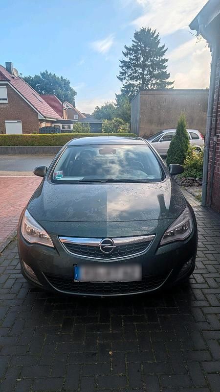 Grün Gebraucht 2010 Opel Astra Kleinwagen | 3.399 € (Fairer Preis) - Bild 1/4