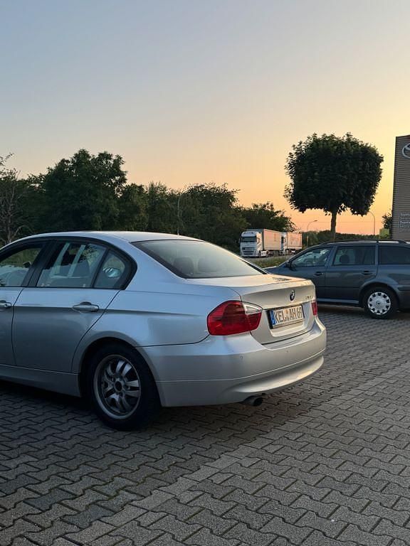 Silber Gebraucht 2006 BMW 318 Limousine | 1.500 € (Superpreis) - Bild 1/4