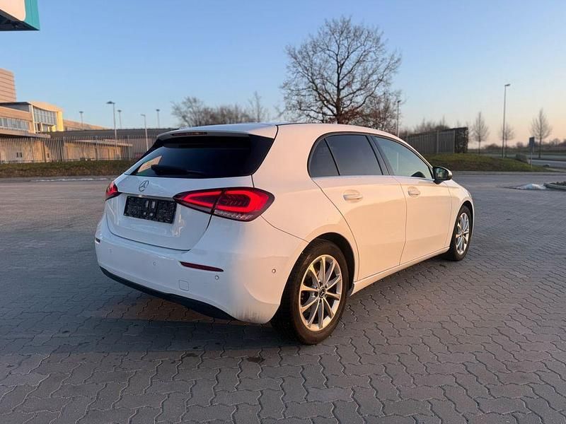 Gebraucht Mercedes A180 116 PS (85 kW) 2019 Weiß Limousine
