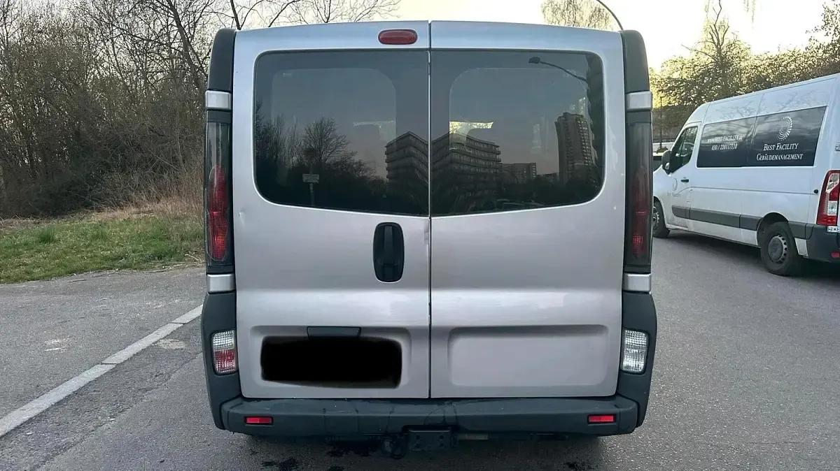 Używany Opel Vivaro 101 KM (74 kW) 2005 Szary Minivan
