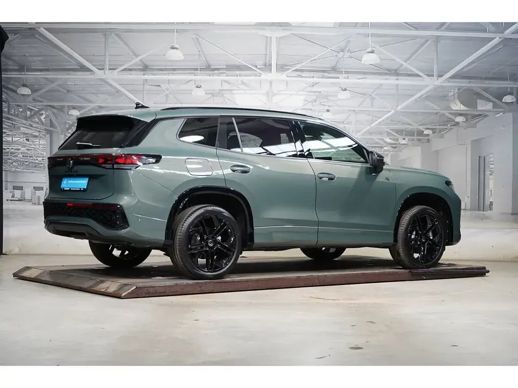 Neu VW Tayron Style 204 PS (150 kW) 2025 Cipressinogrün metallic SUV