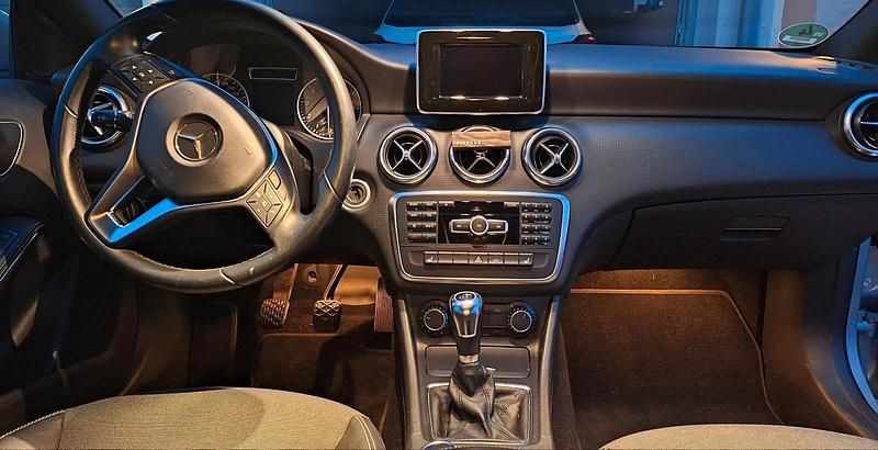 Gebraucht Mercedes A180 Style 122 PS (89 kW) 2014 Silber Limousine