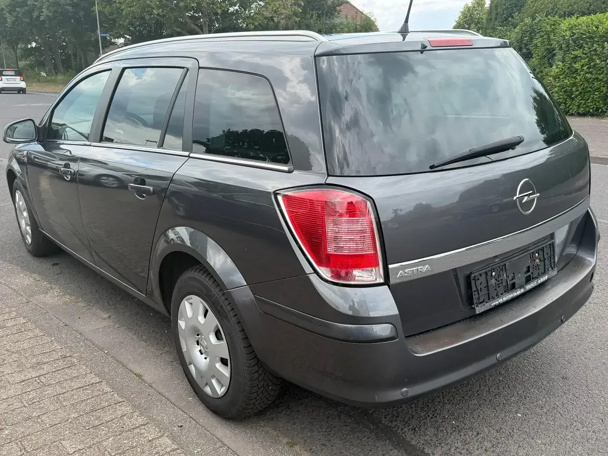 Gebraucht Opel Astra Edition 116 PS (85 kW) 2010 Grau Kombi