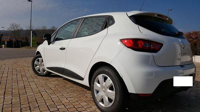 Gebraucht Renault Clio IV Authentique 65 PS (47 kW) 2015 Weiß Limousine