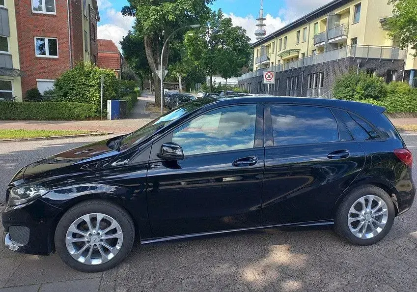 Gebraucht Mercedes B180 109 PS (80 kW) 2017 Schwarz Kleinwagen