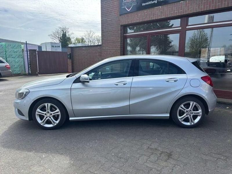 Gebraucht Mercedes A180 122 PS (89 kW) 2015 Polarsilber Limousine