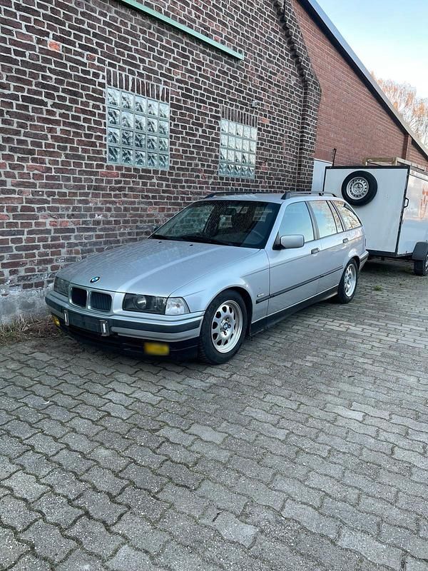 Gebraucht BMW 318 116 PS (85 kW) 1998 Silber Kombi