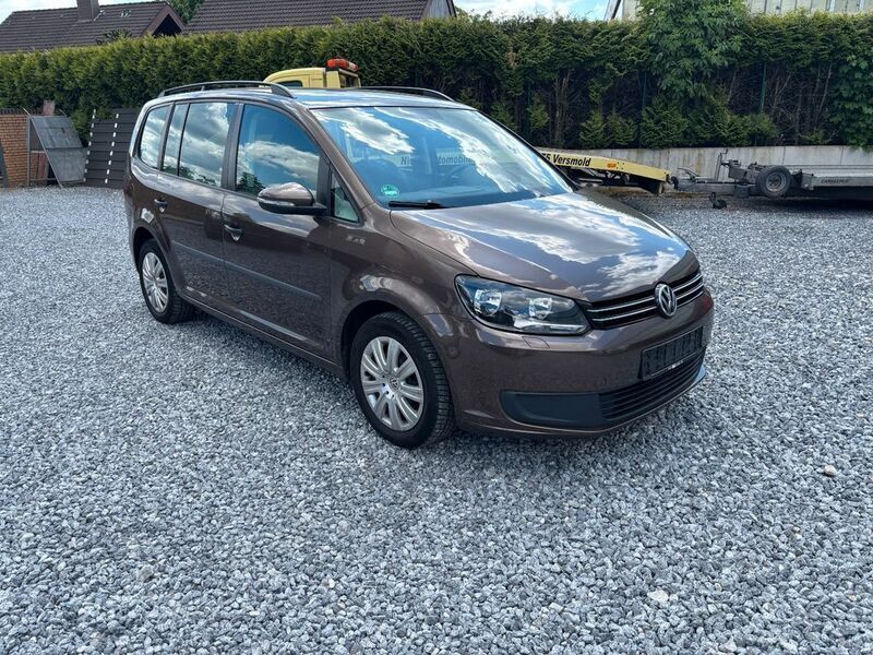 Braun Gebraucht 2015 VW Touran Trendline Van / Kleinbus | 6.750 € (Teuer) - Bild 1/4