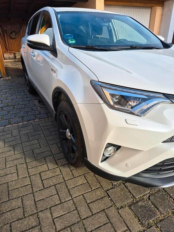 Weiß Gebraucht 2018 Toyota RAV4 Hybrid Team SUV | 21.500 € (Fairer Preis) - Bild 1/4