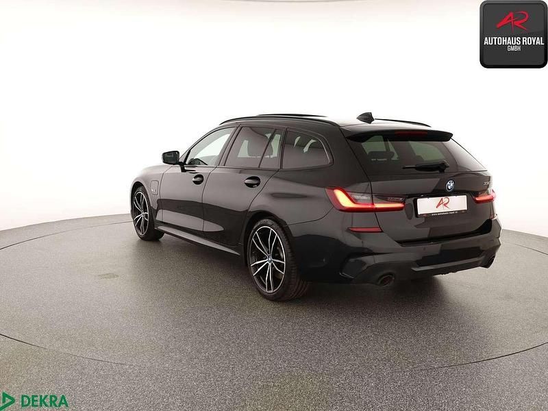 Gebraucht BMW 330e M Sport 252 PS (185 kW) 2021 Saphirschwarz Kombi