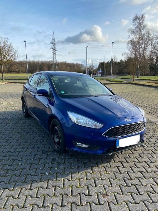 Blau Gebraucht 2017 Ford Focus Kleinwagen | 9.900 € (Fairer Preis) - Bild 1/4