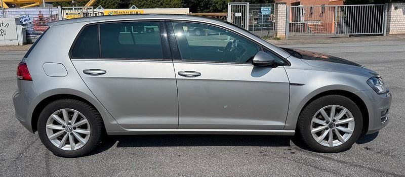 Grau Gebraucht 2015 VW Golf VII LOUNGE Limousine | 9.075 € (Fairer Preis) - Bild 1/4
