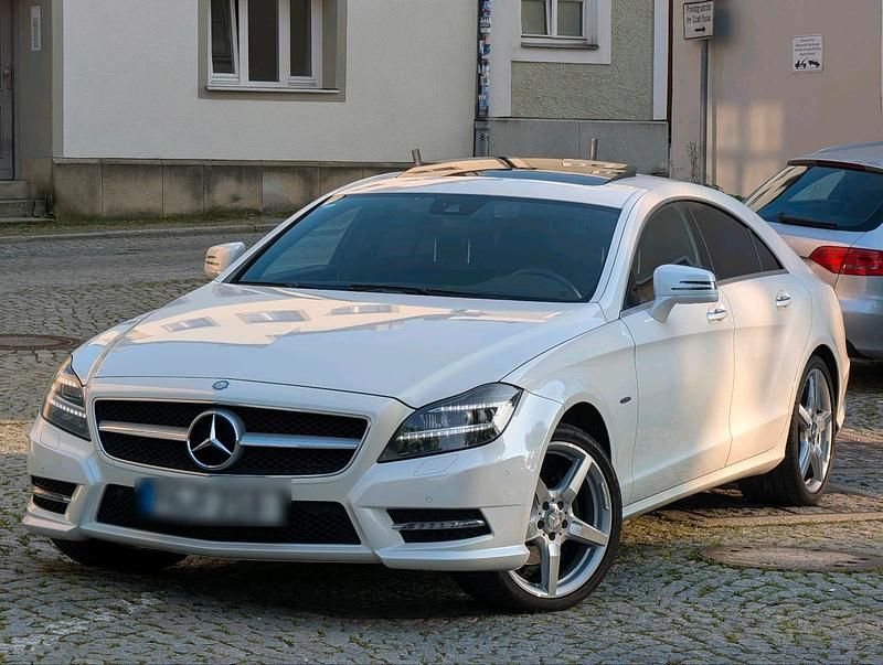 Weiß Gebraucht 2011 Mercedes CLS350 AMG Coupé | 28.990 € (Teuer) - Bild 1/4