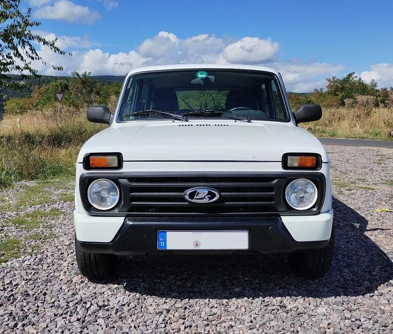 Weiß Gebraucht 2019 Lada Urban SUV | 10.500 € (Guter Preis) - Bild 1/4